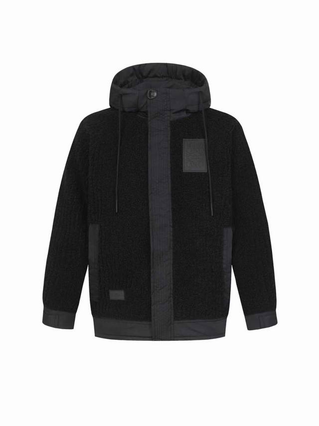 Loewe 罗意威高品连帽羽绒服 高品质填充均匀羽绒填充饱满且均匀，保证了良好的保暖性能，注重细节处理，缝制精良，针脚均匀细密，无跳针、漏针现象，展现出高超的做