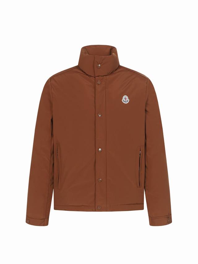 Moncler Epine蒙口短身立领夹克羽绒外套 原厂替换面料.撞色设计真的是惊艳. Epine男士短身羽绒外套是日常必备单品，具有流线外型和防护性材质。 焦