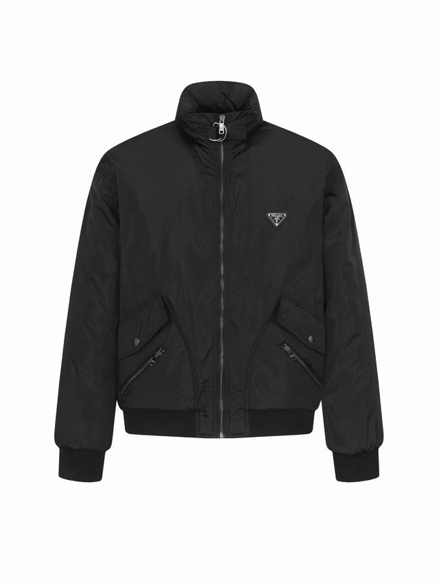 prd 普拉达25Fw 重工尼龙拉链棉服 通过品牌的“再生尼龙”项目，经由复杂的化学解聚-再聚合工艺转化而成，在源头上实现了可持续奢华的理念。与常见的针织尼龙不