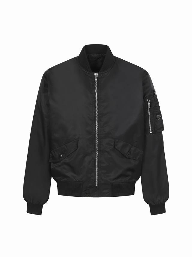 prada普拉达再生尼龙功能性夹克 面料采用品牌标志性的再生尼龙环保材料，与原生尼龙一样具有高强度、耐磨性和耐用性，还具有一定的防水性，透气性。表面光滑，穿着舒