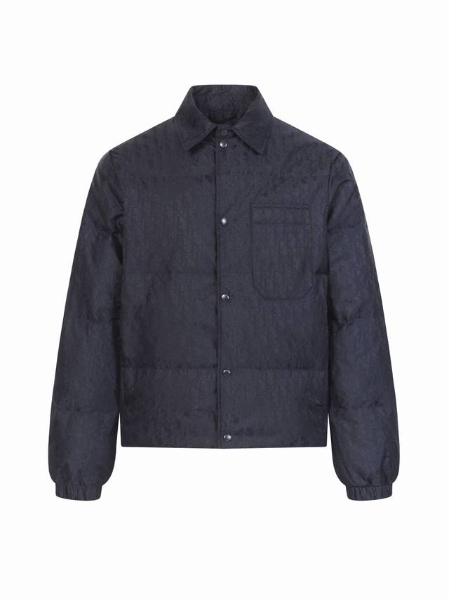 官网1:1原单品质 Cd 24Fw 暗纹提花翻领按扣羽绒服 原26,500购入，全衣面料采用原厂进口尼龙科技满印提花面料饰以经典的Oblique印花，利用先进的