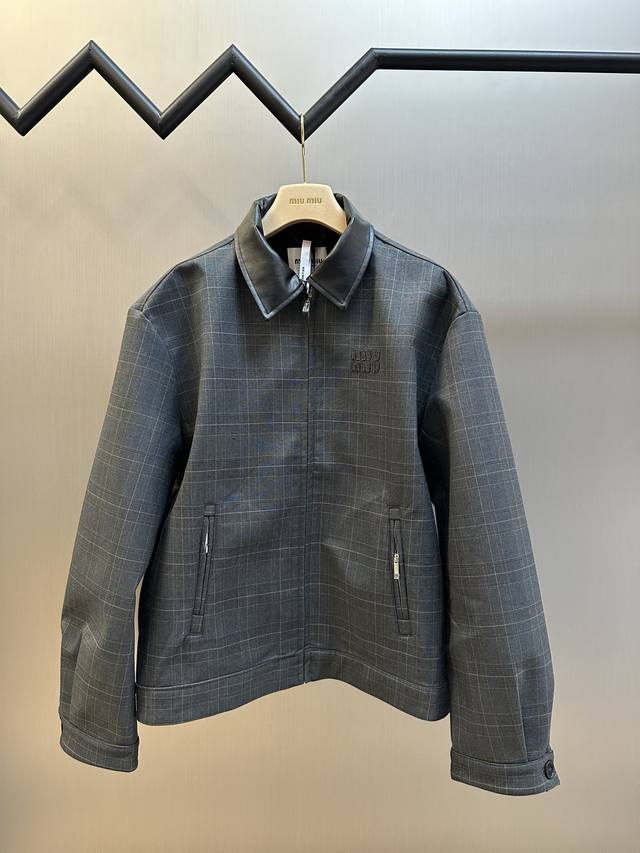 Miu Miu 翻领格纹字母刺绣夹克外套 采用350克羊毛混纺平纹格子面料，200克空气层复合布，110克人丝里布，100%pu皮，定位裁床，进口刺绣 Size