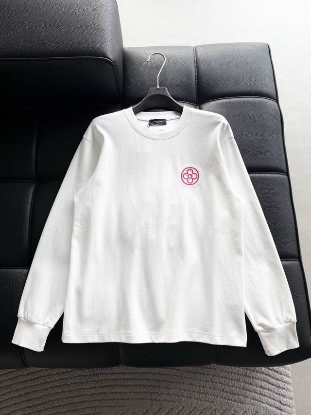 Lv 新款首发专柜最新款T恤 高端订制 设计前卫时尚！品牌Logo重工艺设计刺绣。高端定制新疆棉 手感柔软.穿着舒适.专柜级别精致车线.做工精细.上身效果无敌帅