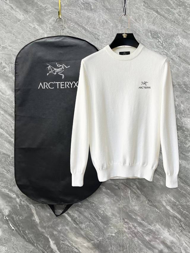 始祖鸟 3标齐全 精美徽标圆领毛衣 精品羊毛混纺毛衫 男女款高端定制臻品系列 隶属品牌高端主线 专利顶级纱线混纺 以创新来阐释常规款式 面料的配置更是颠覆常往