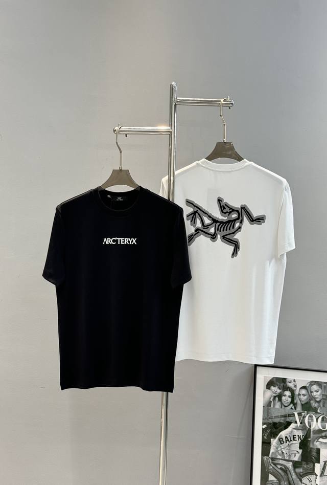 始祖鸟25S新款莫代尔T恤.新品推荐双面品牌字母图形设计.此款短Tee甄选280G莫代尔面料，触感软糯，贴身穿着极致舒适亲肤！高温烫画印花工艺.双面印花.领标原