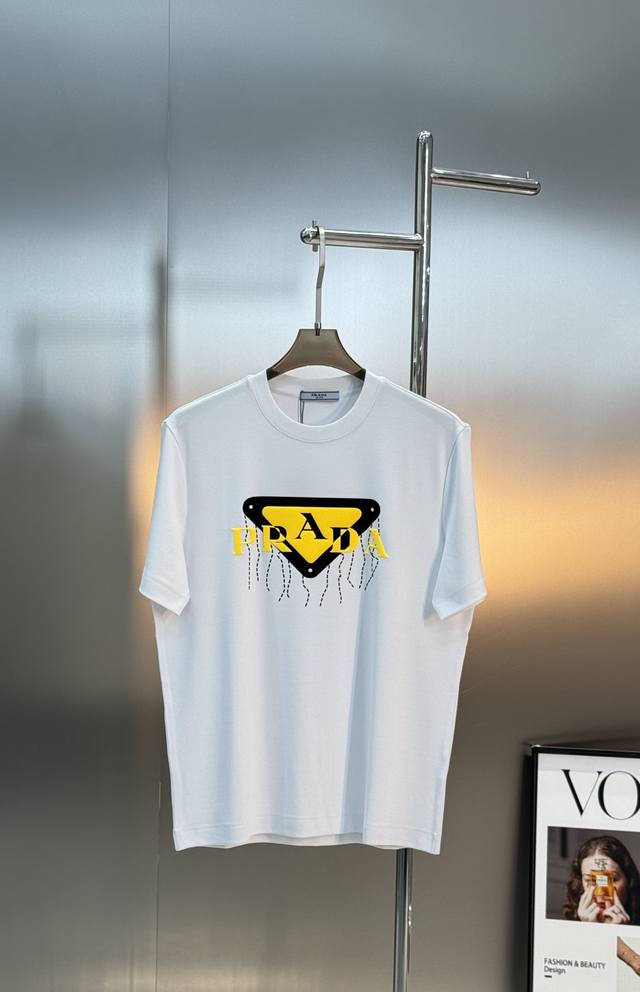 prada 普拉达25S新款莫代尔T恤.优秀品质和当代流行元素搭配.胸前质感prada超强标签，大图形立体烫画设计.经典倒三角p家标识.立体感满满.做工相当打C