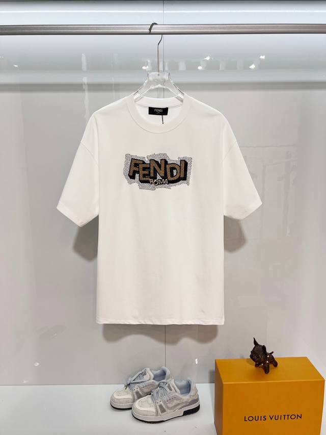 Fendi 芬迪 2026新款 官网同步 立体烫珠重工刺绣字母Logo 男女同款 短袖T恤 定制320克重100％双纱纯棉面料 定染32支双股螺纹 领标吊牌主唛