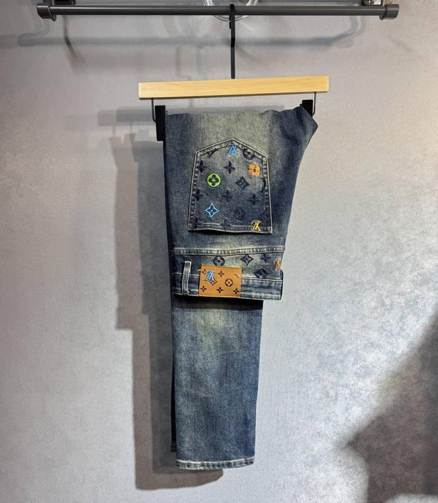 Lv 路易威登 春夏最新品牛仔裤出入专卖店无压力 专柜热销款 品味与价值共享 身穿着非常舒适 低调不失奢华 穿出去非常有档次,裤型款式和裁剪亦无需多言 上身精致