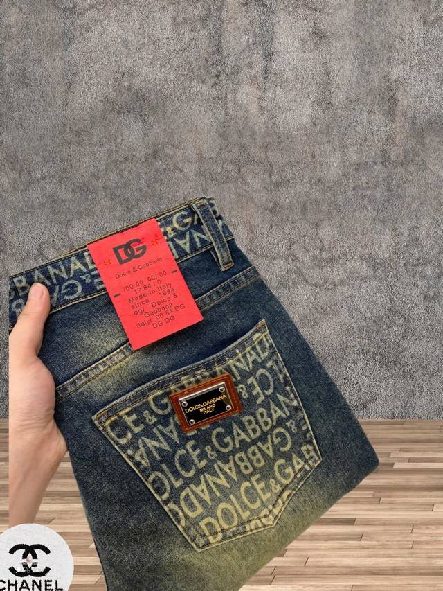 D&G 杜嘉班纳 春夏最新品牛仔裤专柜热销款 品味与价值共享 身穿着非常舒适 低调不失奢华 穿出去非常有档次,裤型款式和裁剪亦无需多言 上身精致跃然.真正一等一