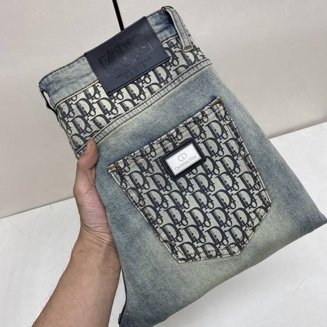 顶级版本 。2026春夏欧洲专柜新款 超A代购级别海外贸易公司订单货源，顶级原单高端男士定制时尚修身小直筒牛仔裤3919。 颜色：重工艺炒沙洗水，图片色 尺码：