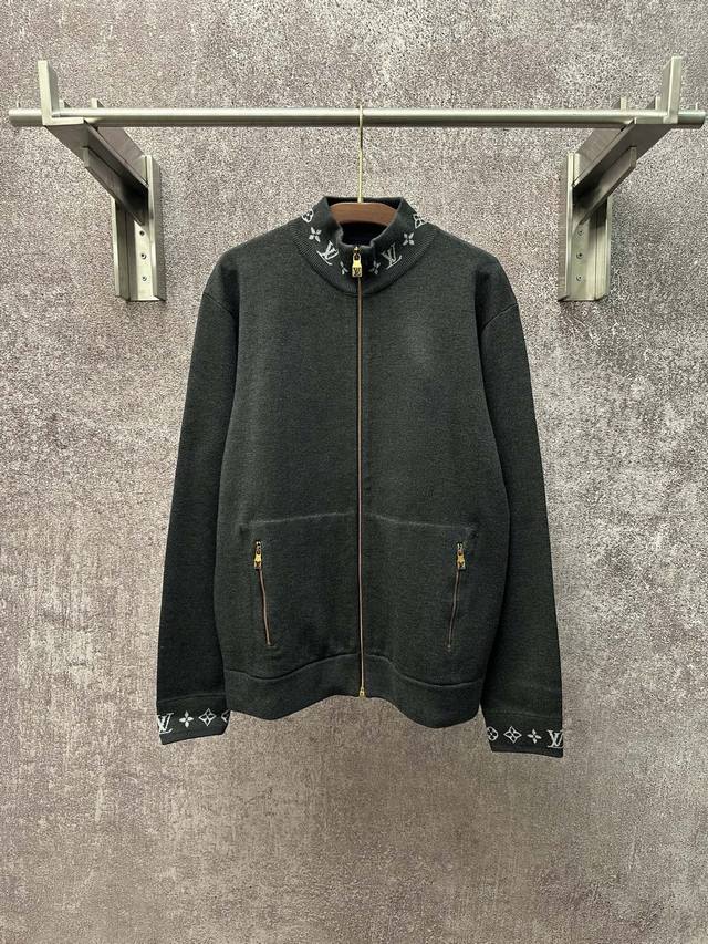 Louis Vuitton Fw25 双面针织旅行束腰夹克外套 男款 灰色 这款绵羊毛混纺束腰夹克兼具舒适与优雅，采用精致的双面针织工艺，内里为柔软的棉质。简约