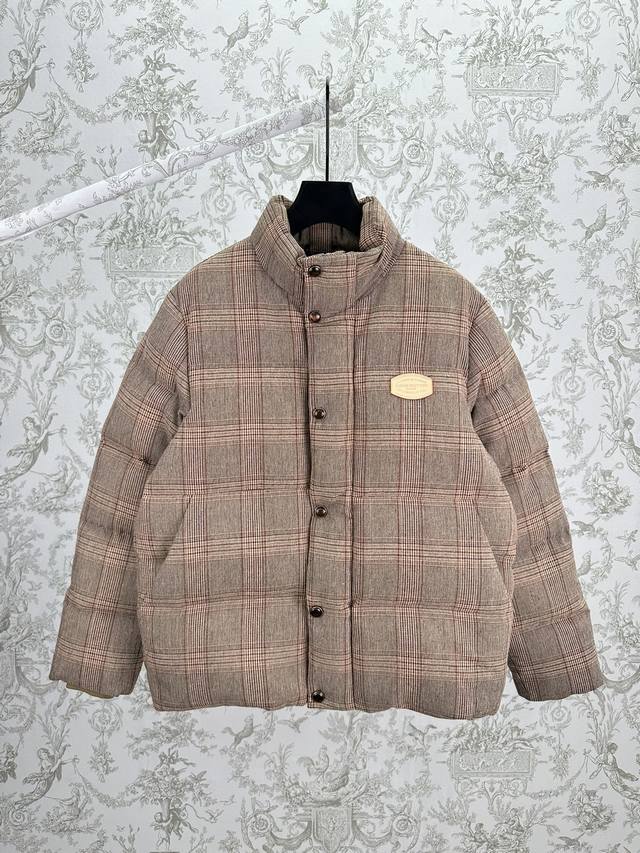 驴家 25Ss新款粗花呢束腰夹克这款夹克汲取英伦绅士着装传统，以雅致威尔士亲王格纹粗花呢焕新诠释经典廓形。立领、柔软罗纹袖口与轻暖 Ecodown 填充物可轻松