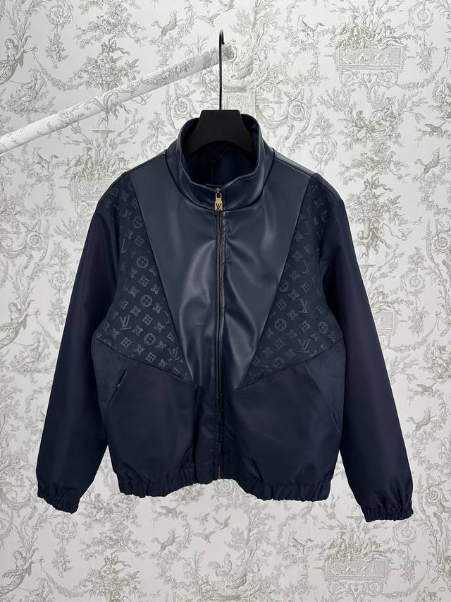 驴家 25Ss新款混合皮革运动衫本款运动衫玩味多重材质拼接，为科技锦纶衣身融入柔软羊皮革和 Monogram 压纹绒面皮革，令休闲廓形彰显雍容一面，成就换季时节