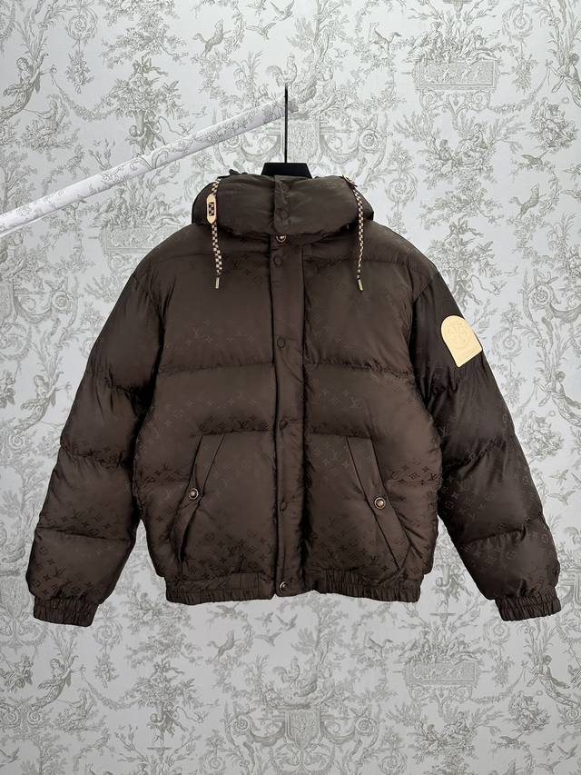 驴家 25Ss新款高版本Monogram 夹克无论是驰骋雪场还是漫步都市，本款夹克都能轻松融入您的冬日造型。通体同色系的 Monogram 提花暗纹，在科技面料