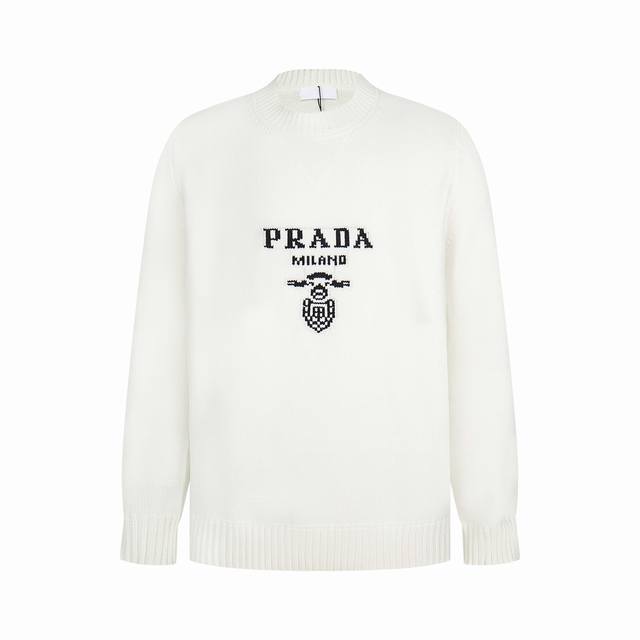 prada 领口三角专属标识设计 羊毛圆领毛衣 市场独家 绝非市场羊毛成分通过水洗做出来的手感效果 每一个颜色起订量需要500Kg 选定一线毛纺工厂p代工 定制