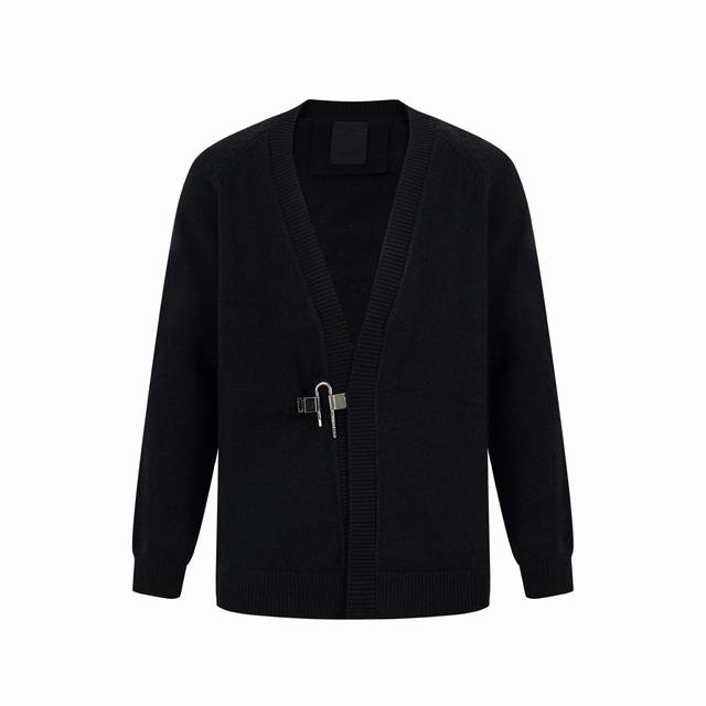 Gvc毛衣新款秋冬Ing 采用纯棉进口机织的毛交叉开衫，带有银色饰面金属 U 型锁扣V领罗纹底部和袖口。 尺码：Xs S M L