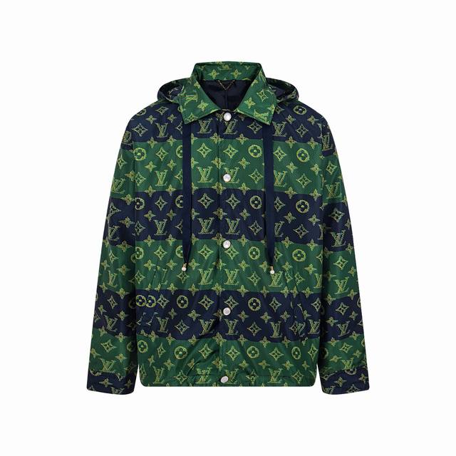 LV 路易 25Fw秋冬新款 撞色老花连帽夹克外套 当经典Monogram老花遇上撞色条纹，这款Lv夹克瞬间点燃潮流气场！绿与藏青的碰撞张力十足，满幅老花标识彰