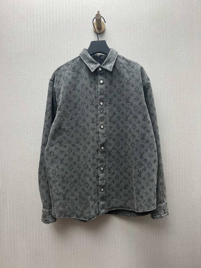 驴家 新款时装秀的牛仔衬衫闪烁迷人，令日间造型更见出众。 衬衫外套采用牛仔布缝制，满印Monogram提花图案， 高版本 男女同款 码数：S.M.L.Xl.