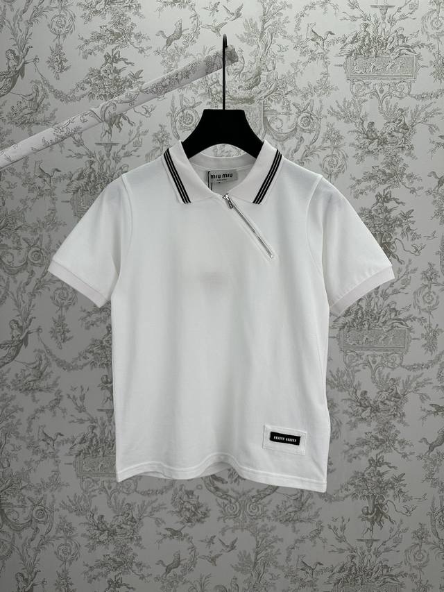 Miumiu 25Ss新款棉质珠地网眼拉链式polo衫时装秀灵感与运动元素和休闲风格在这款polo衫中相遇。标志性的piqué纹理、领口细节和斜拉链使其成为独特
