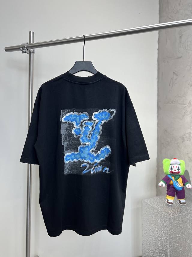 特价 黑色M6、L10、Xl13不退不换 Lv手绘字母涂蓝天白云短袖T恤纯棉面料，水洗磨破430克面料 宽松版型 情侣同款 黑色 白色 尺码：S M L Xl