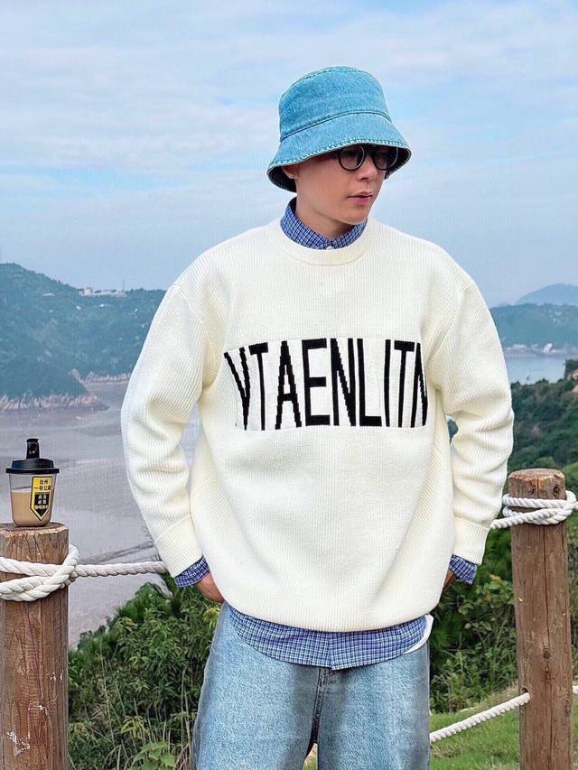 Vtaenlitn 高定款 Vtaenlitn 高定款华伦天奴秋冬 高级定制 都市风十足 经典简约大气针织毛衣；采用进口羊毛混纺面料 柔软细腻 随时随地都可以拿