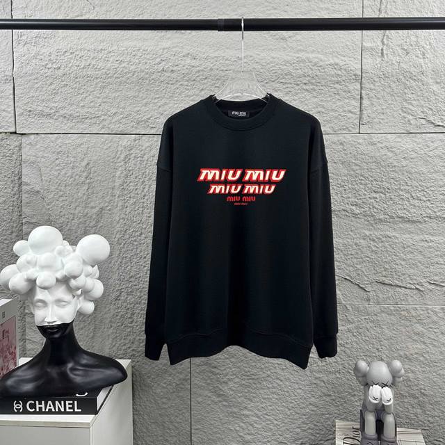 Miu Miu*秋冬季新款 经典字母立体植绒工艺+厚板硅胶工艺 长袖圆领卫衣 定制毛圈面料 男女同款 颜色：黑色 白色 尺码： S 90-130斤 M 120-