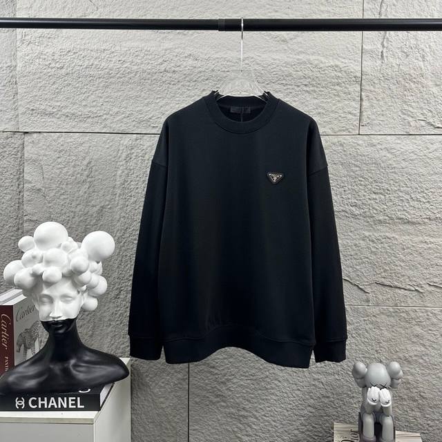 普拉*达 prad*A 2025早秋冬季新款 个性经典字母立体硅胶金属工艺 定制毛圈面料 长袖圆领卫衣 男女同款 颜色：黑色 白色 尺码： S 90-130斤