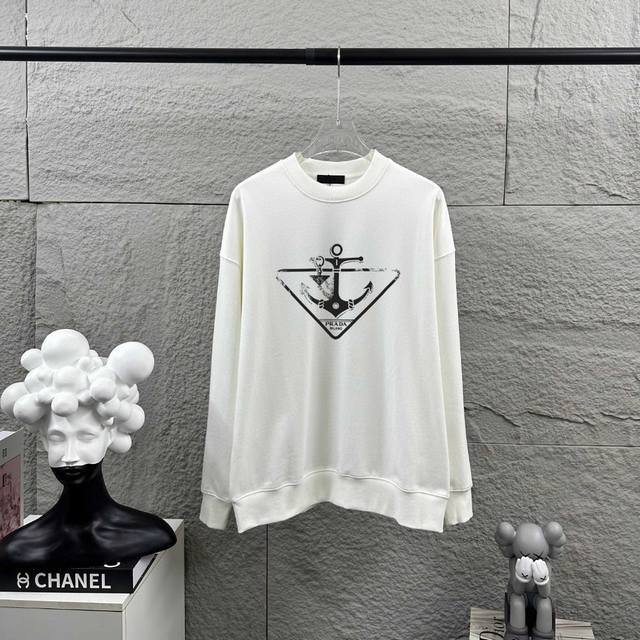 普拉*达 prad*A 2025秋冬季新款 个性经典印花工艺 定制毛圈面料 长袖圆领卫衣 男女同款 颜色：黑色 白色 尺码： S 90-130斤 M 120-1