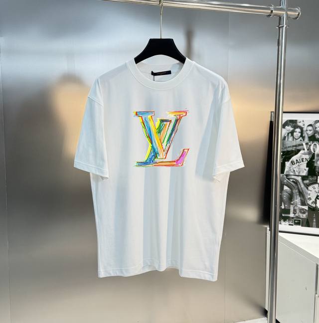 Lv 新款潮牌T恤.男女同款！减龄风格满贯～烫画层次风格的新世纪充满阳色彩！！经典字母设计表现. 清新色彩.搭配流沙Lv字样Logo.采用新品250G索罗纳面料