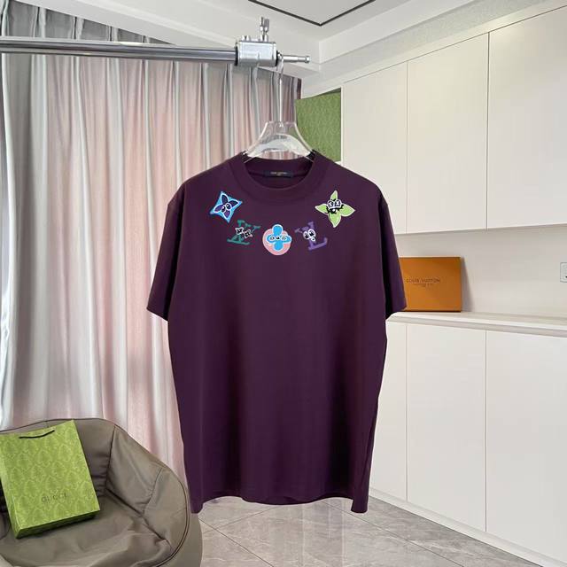 LV*2025夏季新款 个性字母Logo印花 定制面料300G 短袖T恤 男女同款 尺码：S M L Xl Xxl 五个码 颜色：黑色 白色 湖绿色 紫色