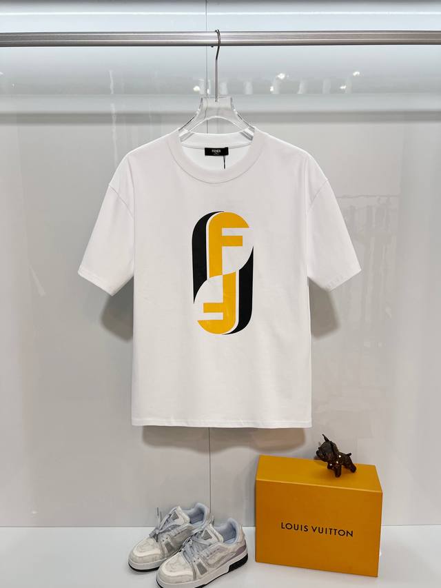 Fendi 芬迪 2026新款 官网同步 数码喷印双F字母Logo 男女同款 短袖T恤 定制320克重100％双纱纯棉面料 定染32支双股螺纹 领标吊牌主唛三标