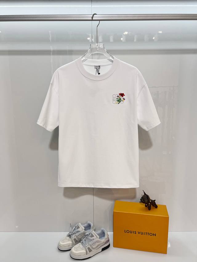 Loewe 罗意威 2026新款 官网同步 进口机高密度刺绣玫瑰花字母Logo 男女同款 短袖T恤 定制320克重100％双纱纯棉面料 定染32支双股螺纹 领标