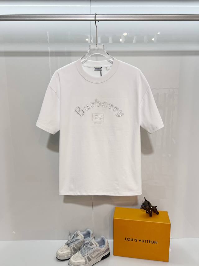 Burberry 巴宝莉 Bbr 2026新款 官网同步 方框战马刺绣字母Logo 男女同款 短袖T恤 定制320克重100％双纱纯棉面料 定染32支双股螺纹