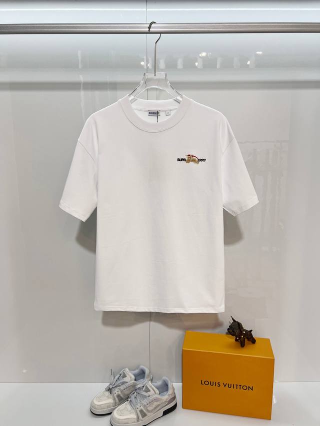 Burberry 巴宝莉 Bbr 2026新款 官网同步 毛绒战马刺绣字母Logo 男女同款 短袖T恤 定制320克重100％双纱纯棉面料 定染32支双股螺纹
