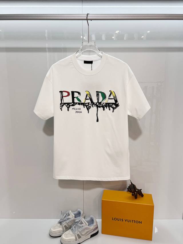 prada 普拉达 2026新款 官网同步 彩绘涂鸦字母Logo 男女同款 短袖T恤 定制320克重100％双纱纯棉面料 定染32支双股螺纹 领标吊牌主唛三标齐