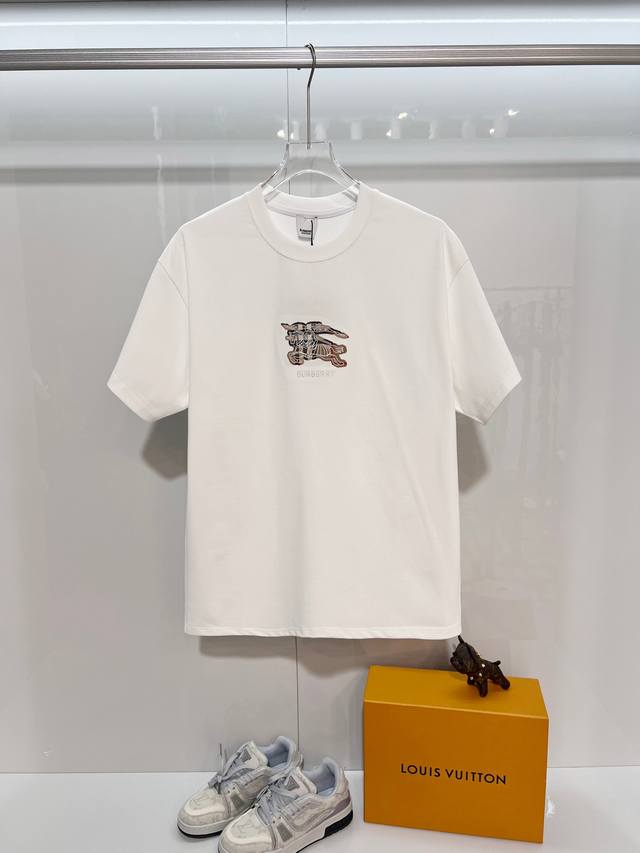 Burberry 巴宝莉 Bbr 2026新款 官网同步 贴布格纹刺绣战马Logo 男女同款 短袖T恤 定制320克重100％双纱纯棉面料 定染32支双股螺纹