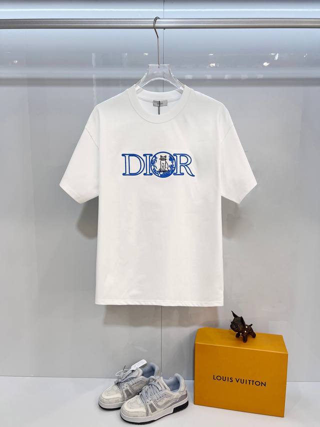 Dior 迪奥 2026新款 官网同步 猫咪刺绣Logo 男女同款 短袖T恤 定制320克重100％双纱纯棉面料 定染32支双股螺纹 领标吊牌主唛三标齐全 颜色