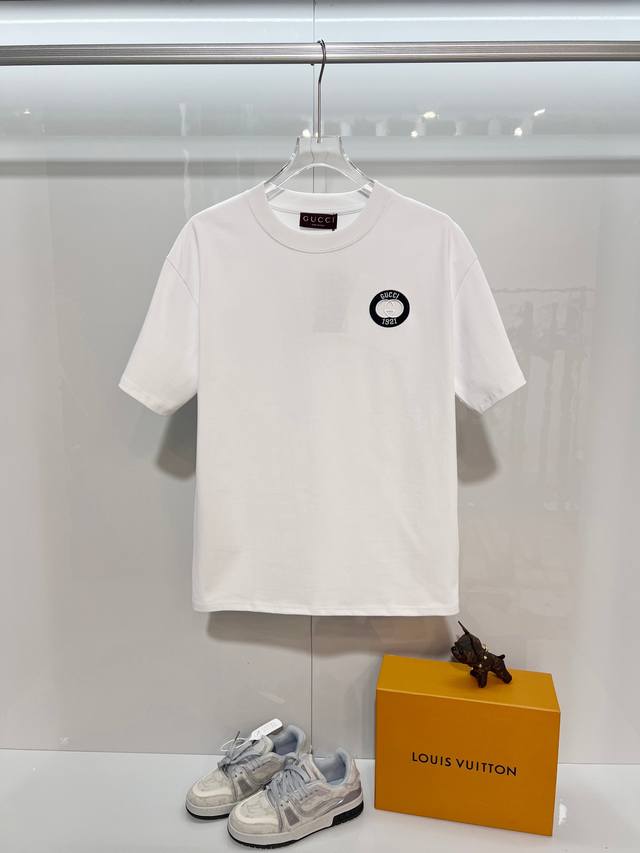 Gucci 古驰 2026新款 官网同步 双G互扣刺绣Logo 男女同款 短袖T恤 定制320克重100％双纱纯棉面料 定染32支双股螺纹 领标吊牌主唛三标齐全