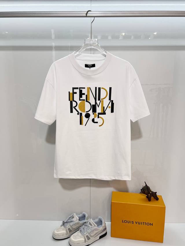 Fendi 芬迪 2026新款 官网同步 错位拼色刺绣Logo 男女同款 短袖T恤 定制320克重100％双纱纯棉面料 定染32支双股螺纹 领标吊牌主唛三标齐全