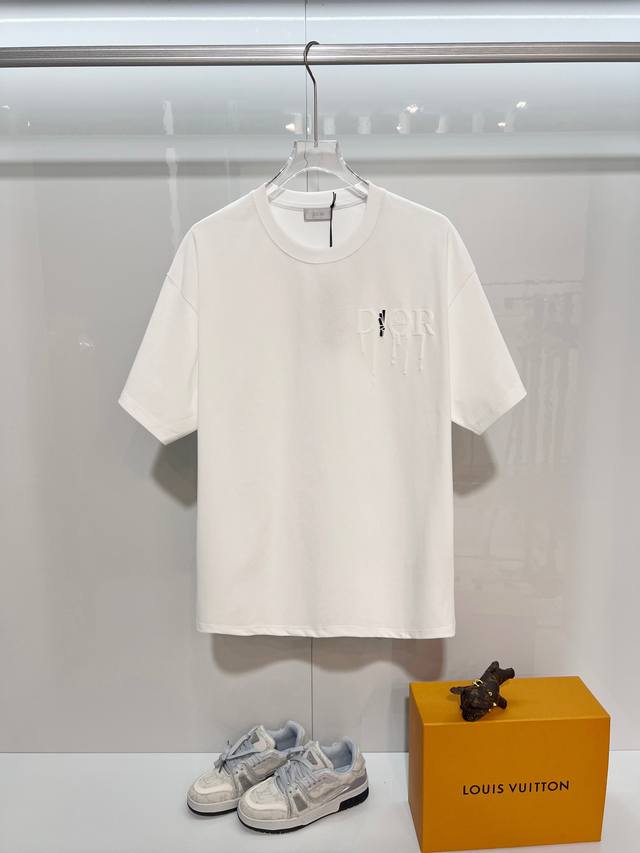 Dior 迪奥 2026新款 官网同步 雪绒刺绣Logo 男女同款 短袖T恤 定制320克重100％双纱纯棉面料 定染32支双股螺纹 领标吊牌主唛三标齐全 颜色