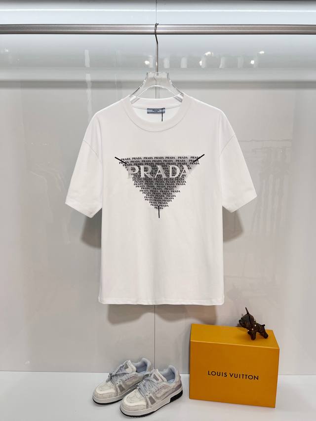 prada 普拉达 2026新款 数码喷印倒三角字母+高密度刺绣Logo 男女同款 短袖T恤 定制320克重100％双纱纯棉面料 定染32支双股螺纹 领标吊牌主