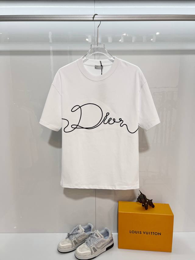 Dior 迪奥 2026新款 进口机签名刺绣Logo 男女同款 短袖T恤 定制320克重100％双纱纯棉面料 定染32支双股螺纹 领标吊牌主唛三标齐全 颜色：白