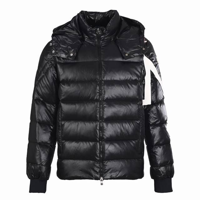 Moncler蒙口Mc 双峰款条纹连帽羽绒服 帽子可拆卸 王一博同款羽绒服 Moncler 于1952年在法国格勒诺布尔 Grenoble 创立，目前总部设于意