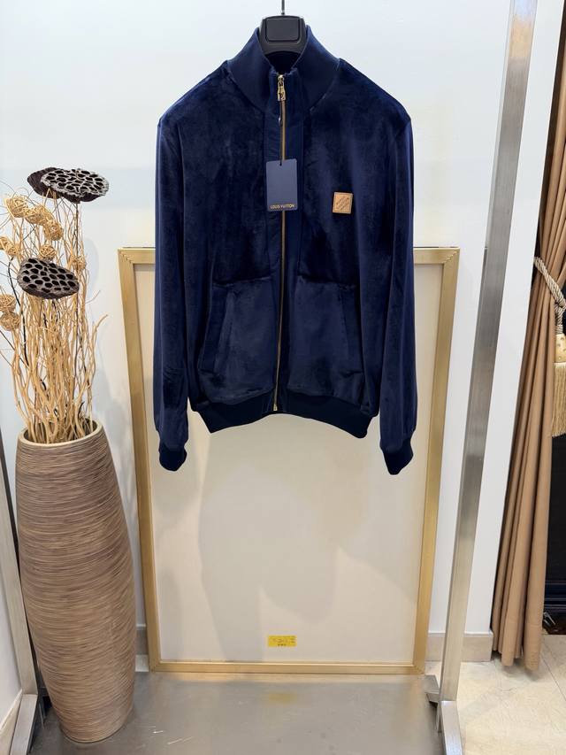 Size 46 48 50 52 男女同款 197524 1V路易家2026Fw 早春白敬亭同款上身Chic 丝绒拉链运动外套夹克. 这款休闲运动衫采用丝绒面料