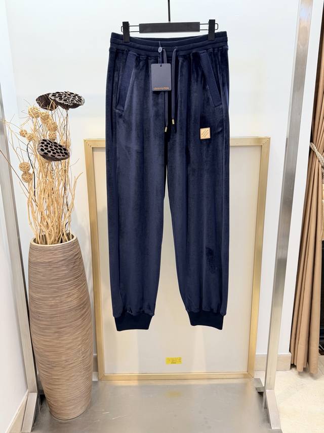 Size 46 48 50 52 男女同款 197524 1V路易家2026Fw Chic 丝绒慢跑运动裤.这款休闲运动裤采用丝绒面料，口袋饰同色灯芯绒。抽绳腰