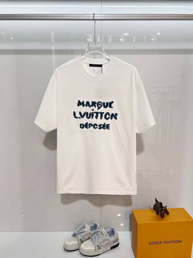 Louis Vuitton 路易威登 Lv 驴家 2026新款 十字绣字母Logo 男女同款 短袖T恤 定制320克重100％双纱纯棉面料 定染32支双股螺纹