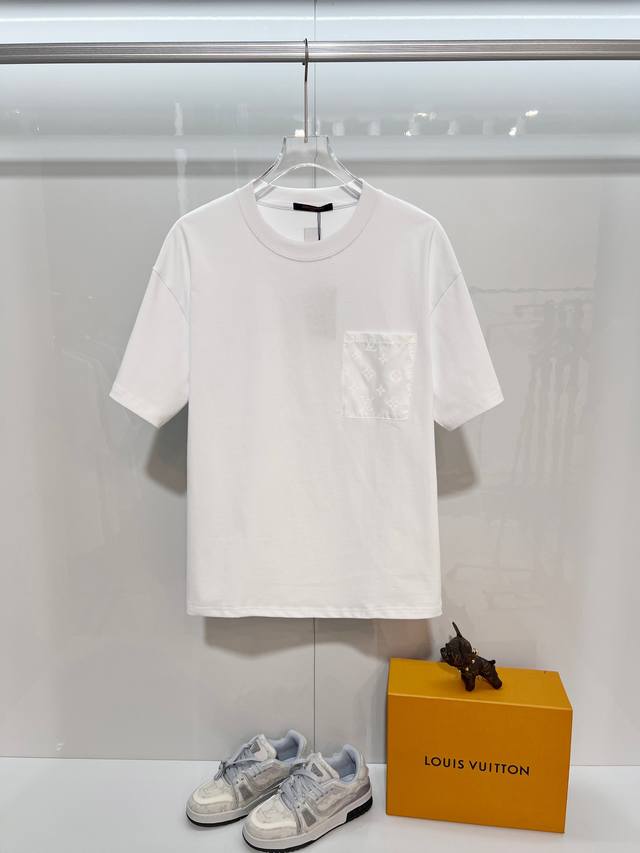 Louis Vuitton 路易威登 Lv 驴家 2026新款 梭织老花口袋 后背定制Logo章 男女同款 短袖T恤 定制320克重100％双纱纯棉面料 定染3