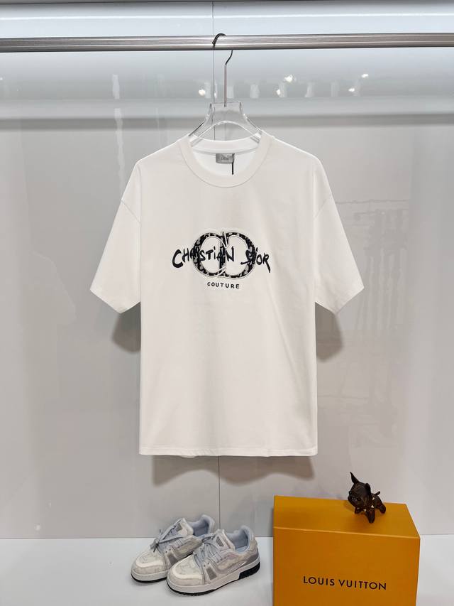 Dior 迪奥 2026新款 进口机高密度刺绣Cd字母Logo 男女同款 短袖T恤 定制320克重100％双纱纯棉面料 定染32支双股螺纹 领标吊牌主唛三标齐全