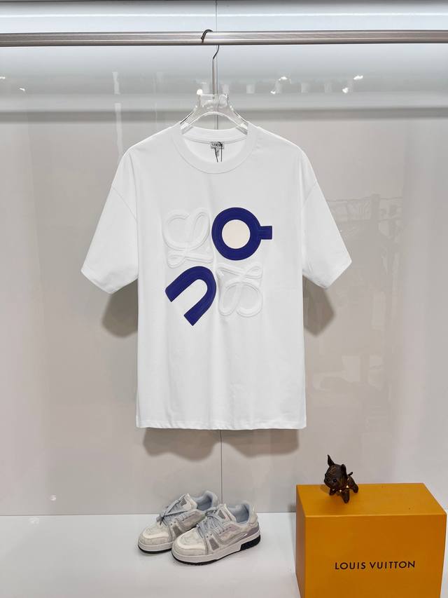 Loewe 罗意威 2026新款 凹凸褶皱发泡字母Logo 男女同款 短袖T恤 定制320克重100％双纱纯棉面料 定染32支双股螺纹 领标吊牌主唛三标齐全 颜
