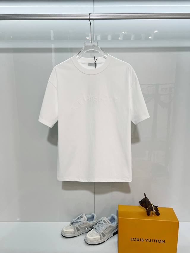 Dior 迪奥 2026新款 数码植绒发泡太阳花字母Logo 男女同款 短袖T恤 定制320克重100％双纱纯棉面料 定染32支双股螺纹 领标吊牌主唛三标齐全